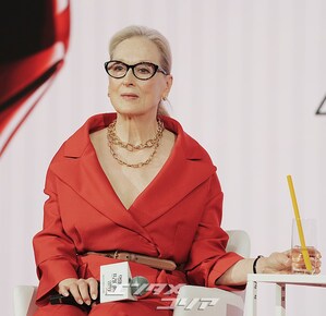 【フォト】韓国で『プラダを着た悪魔2』記者懇談会に臨むキャストたち