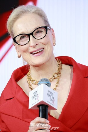 【フォト】韓国で『プラダを着た悪魔2』記者懇談会に臨むキャストたち