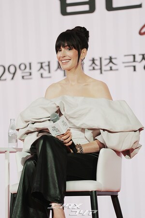 【フォト】韓国で『プラダを着た悪魔2』記者懇談会に臨むキャストたち