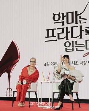 【フォト】韓国で『プラダを着た悪魔2』記者懇談会に臨むキャストたち