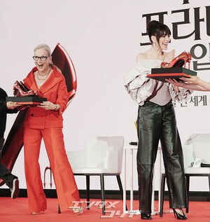 【フォト】伝統的な花模様のハイヒールを贈られ感動するメリル・ストリープ＆アン・ハサウェイ