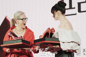 【フォト】伝統的な花模様のハイヒールを贈られ感動するメリル・ストリープ＆アン・ハサウェイ