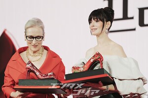 【フォト】伝統的な花模様のハイヒールを贈られ感動するメリル・ストリープ＆アン・ハサウェイ