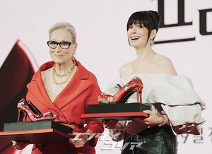 【フォト】伝統的な花模様のハイヒールを贈られ感動するメリル・ストリープ＆アン・ハサウェイ