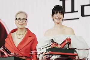 【フォト】伝統的な花模様のハイヒールを贈られ感動するメリル・ストリープ＆アン・ハサウェイ