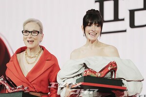 【フォト】伝統的な花模様のハイヒールを贈られ感動するメリル・ストリープ＆アン・ハサウェイ