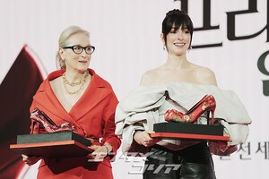 【フォト】伝統的な花模様のハイヒールを贈られ感動するメリル・ストリープ＆アン・ハサウェイ