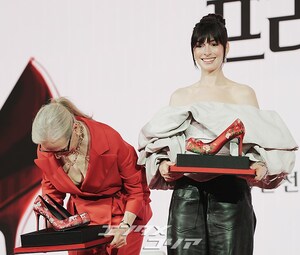 【フォト】伝統的な花模様のハイヒールを贈られ感動するメリル・ストリープ＆アン・ハサウェイ