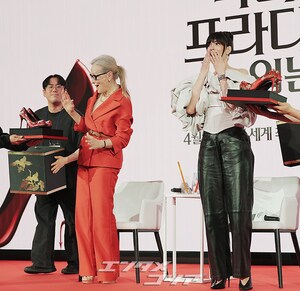 【フォト】伝統的な花模様のハイヒールを贈られ感動するメリル・ストリープ＆アン・ハサウェイ