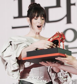 【フォト】伝統的な花模様のハイヒールを贈られ感動するメリル・ストリープ＆アン・ハサウェイ