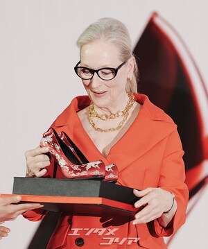 【フォト】伝統的な花模様のハイヒールを贈られ感動するメリル・ストリープ＆アン・ハサウェイ