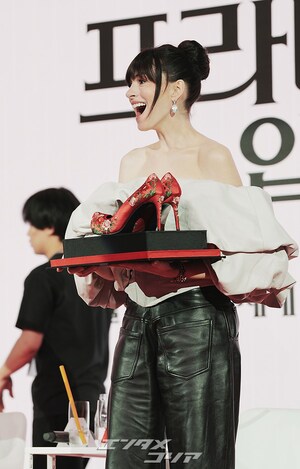 【フォト】伝統的な花模様のハイヒールを贈られ感動するメリル・ストリープ＆アン・ハサウェイ