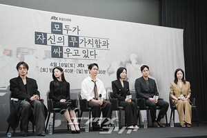 【フォト】懇談会に臨む『誰だって無価値な自分と闘っている』のキャストたち