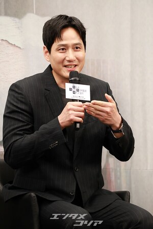 【フォト】懇談会に臨む『誰だって無価値な自分と闘っている』のキャストたち