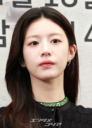 【フォト】懇談会に臨む『誰だって無価値な自分と闘っている』のキャストたち