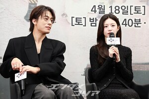 【フォト】懇談会に臨む『誰だって無価値な自分と闘っている』のキャストたち