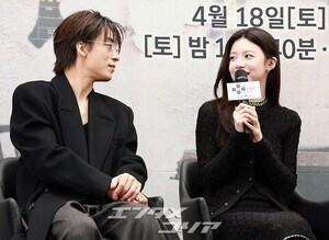 【フォト】懇談会に臨む『誰だって無価値な自分と闘っている』のキャストたち