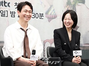 【フォト】懇談会に臨む『誰だって無価値な自分と闘っている』のキャストたち