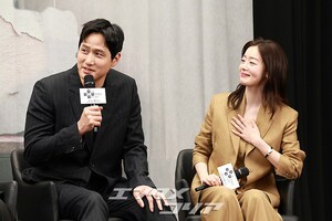 【フォト】懇談会に臨む『誰だって無価値な自分と闘っている』のキャストたち