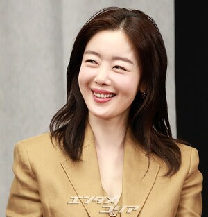 【フォト】懇談会に臨む『誰だって無価値な自分と闘っている』のキャストたち