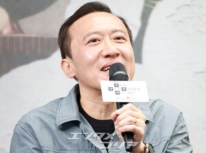 【フォト】懇談会に臨む『誰だって無価値な自分と闘っている』のキャストたち