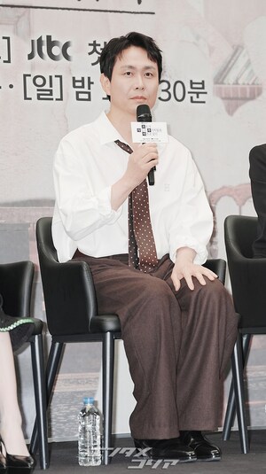 【フォト】懇談会に臨む『誰だって無価値な自分と闘っている』のキャストたち