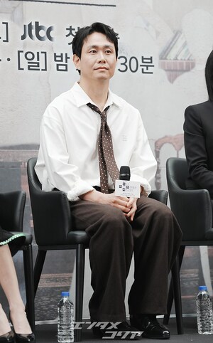 【フォト】懇談会に臨む『誰だって無価値な自分と闘っている』のキャストたち