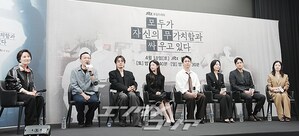 【フォト】懇談会に臨む『誰だって無価値な自分と闘っている』のキャストたち