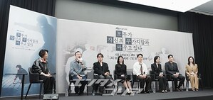 【フォト】懇談会に臨む『誰だって無価値な自分と闘っている』のキャストたち