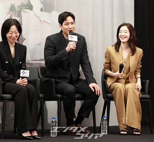 【フォト】懇談会に臨む『誰だって無価値な自分と闘っている』のキャストたち