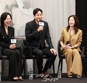 【フォト】懇談会に臨む『誰だって無価値な自分と闘っている』のキャストたち