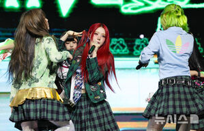 【フォト】UNCHILD、エネルギーあふれるデビューステージ