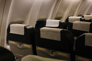 「初飛行で緊張したから」…機内で不適切行為の英夫婦、呆れた弁明