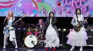 【フォト】QWER、カラフルなセレモニー