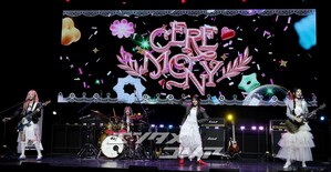 【フォト】QWER、カラフルなセレモニー