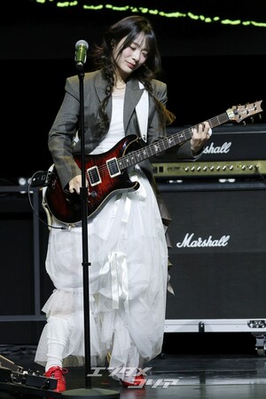 【フォト】QWER、カラフルなセレモニー