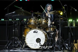 【フォト】QWER、カラフルなセレモニー