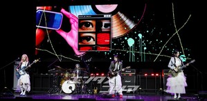 【フォト】QWER、カラフルなセレモニー