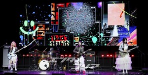 【フォト】QWER、カラフルなセレモニー