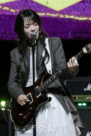 【フォト】QWER、カラフルなセレモニー