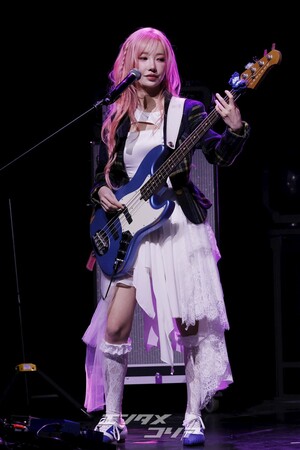 【フォト】QWER、カラフルなセレモニー