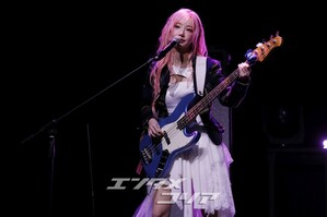 【フォト】QWER、カラフルなセレモニー