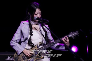 【フォト】QWER、カラフルなセレモニー