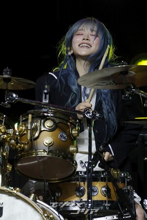 【フォト】QWER、カラフルなセレモニー