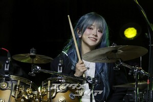 【フォト】QWER、カラフルなセレモニー