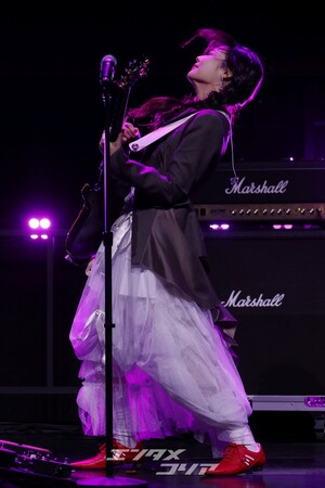 【フォト】QWER、カラフルなセレモニー