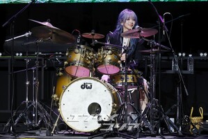 【フォト】QWER、カラフルなセレモニー