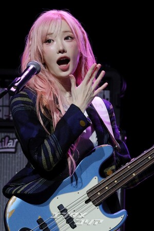 【フォト】QWER、カラフルなセレモニー