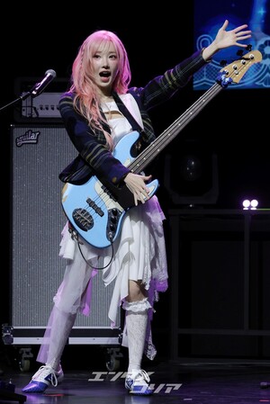 【フォト】QWER、カラフルなセレモニー