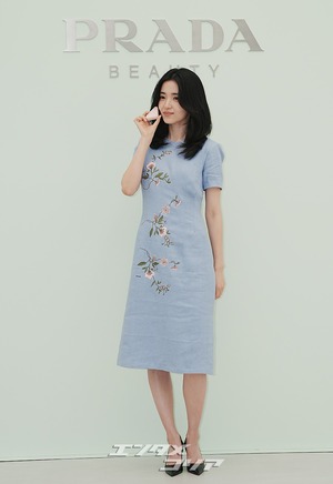 【フォト】キム・テリ、華やかなワンピースを着て登場　「春の女神」